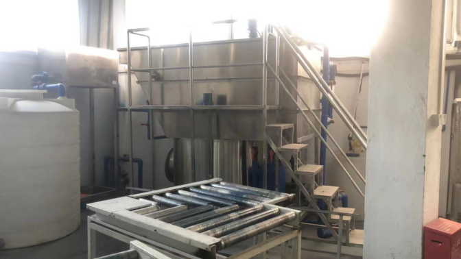 同舟共濟(jì)， 風(fēng)雨前行